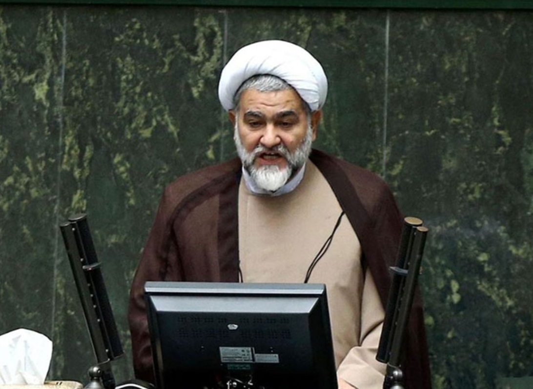 نوروزی، عضو کمیسیون قضایی مجلس درباره موضوع تذکر خلبانان به مسافران برای رعایت حجاب: کارمندان دولت ضابطان عام هستند/ رانندگان اتوبوس و مترو و خلبانان هواپیما طبیعتا باید تذکر خودشان را داشته باشند / ماده ۶۳۸ برای بدحجابی، شل حجابی و بی‌حجابی مجازات تعیین کرده