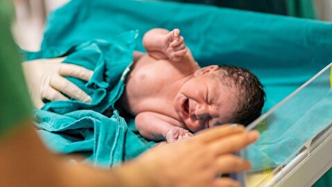 تولد نخستین نوزاد در بریتانیا که دو مادر و یک پدر ژنتیکی دارد