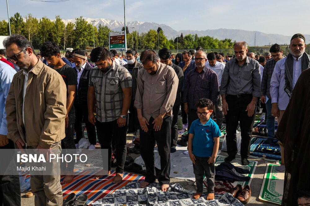 تصاویر: اقامه نماز عید فطر به امامت مقام معظم رهبری