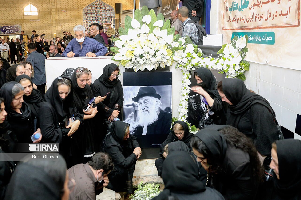 تصاویر: تشییع پیکر پهلوان «خلیل عقاب»