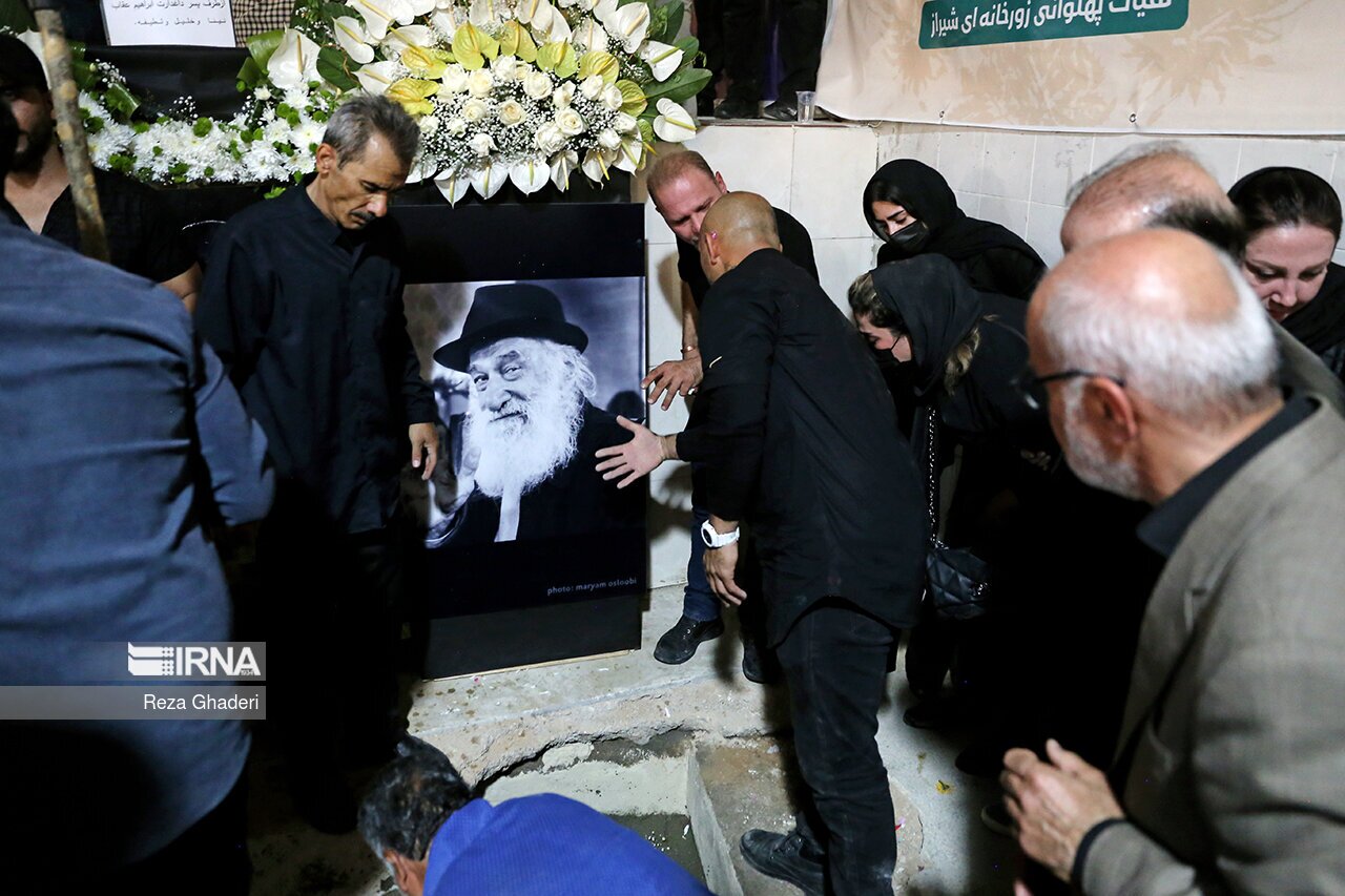 تصاویر: تشییع پیکر پهلوان «خلیل عقاب»