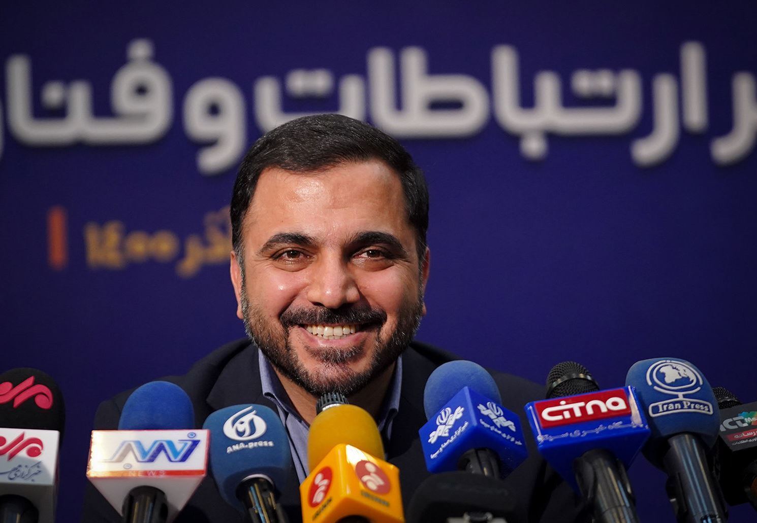 آقای زارع پور! اینترنت که هیچ! دست کم وضعیت اسف بار آنتن دهی موبایل ها را به حالت قبل برگردانید