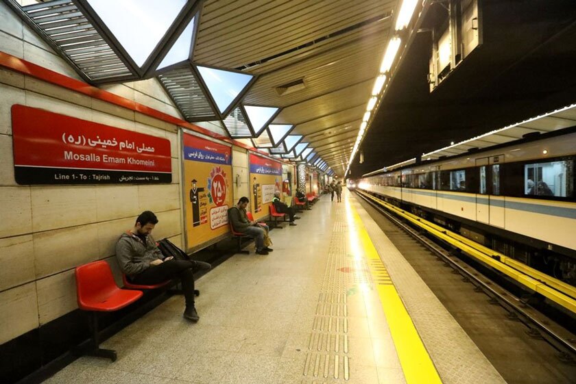 صداوسیما: خط ۴ مترو تهران از حرکت ایستاد / هیچ توضیحی در این باره داده نشده / مسئولان ایستگاهها میگویند مسافرانی که عجله دارند از وسایل دیگر استفاده کنند