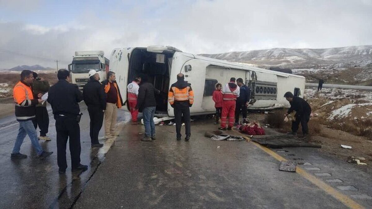پلیس: در حادثه اتوبوس مسافری کرمان، سهم تقصیر راننده ۵۰ درصد بود / شرکت تعاونی نیز ۵۰ درصد مقصر بود