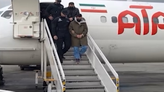 ویدیو / پلیس: سرکرده باند قاچاق انسان به کشور بازگردانده شد / این باند ۱۴ نفر از جمله چند کودک را قربانی اهداف خود کرده بود