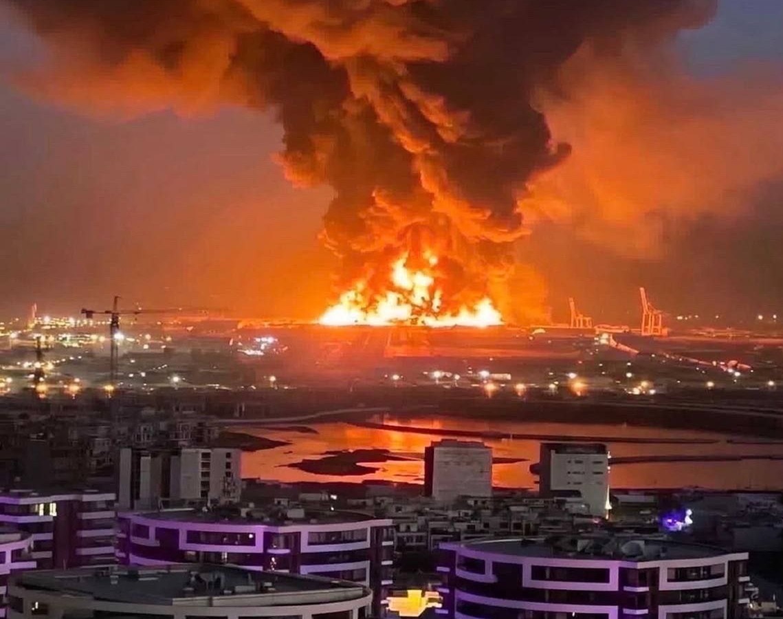 فارس: امارات سفارت خود در ایران را بست/اژه‌ای: شورای موقت رهبری تشکیل شد و به بهترین شکل انجام وظیفه خواهد کرد/تسنیم: آسیب شدید به بیمارستان گاندی در پی حملات امشب؛ شنیده شدن انفجار‌های پی در پی در بخش‌های مختلف تهران؛ انقلاب، درکه، امیرآباد، اوین، نیاوران، خیابان ایران، شریعتی و ضرابخانه/صداوسیما: بخش‌هایی از صداوسیما مورد حمله قرار گرفت