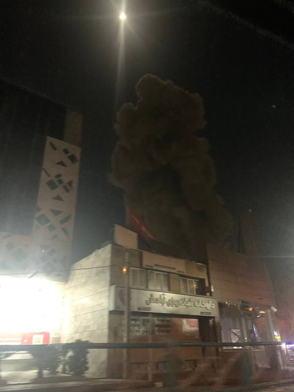 تسنیم: حمله به چند نقطه در مرکز، جنوب و شرق تهران / اطراف ساختمان قدیم مجلس هدف قرار گرفت / ساختمان اصلی مجلس در بهارستان هدف حمله نبود / سنتکام: ۶ نیروی آمریکایی تاکنون کشته شده‌اند / دبیرکل ناتو: مطلقا هیچ برنامه‌ای برای جنگ با ایران نداریم