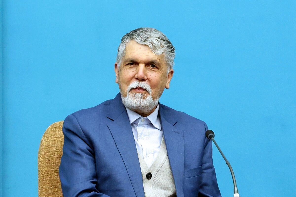 تصویری از ادای احترام وزیر ارشاد به پاپ فرانسیس