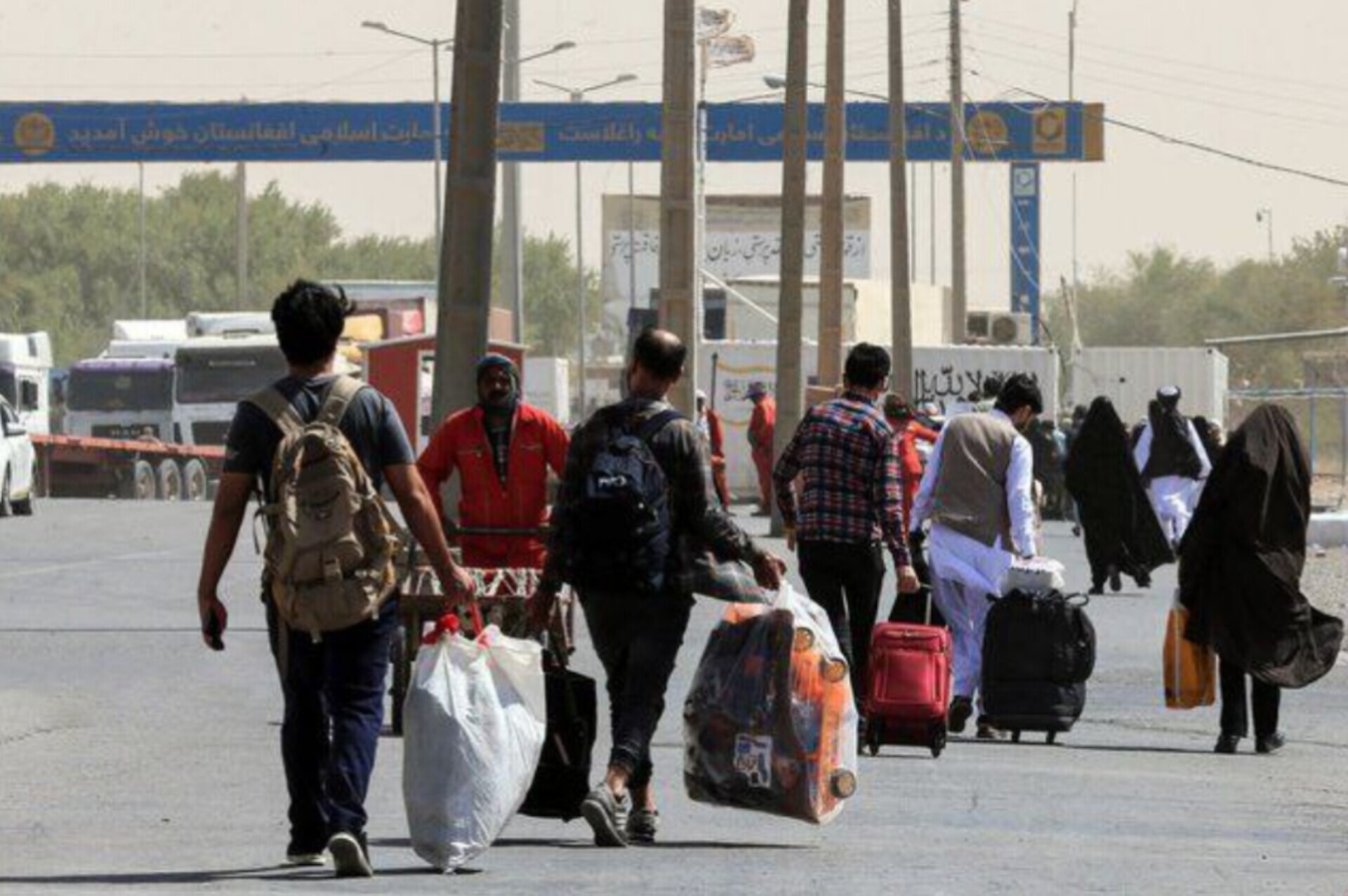 اطلاعیه سفارت افغانستان در تهران درباره شرایط بازگشت مهاجران افغان: مهاجرینی که دارای برگه سرشماری، پاسپورت یا تذکره هستند، میتوانند مستقیماً به اردوگاه یا دفاتر کفالت مراجعه کنند