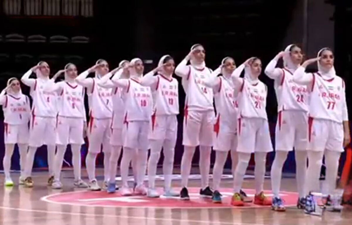 ببینید /  سلام نظامی بازیکنان تیم ملی بسکتبال بانوان آسیا پیش از شروع بازی نیمه‌نهایی کاپ آسیا