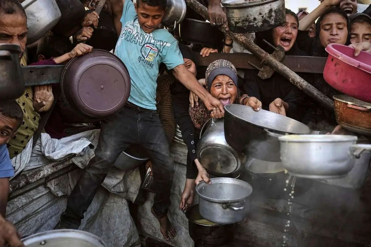 یک روزنامه‌نگار مستقر در غزه: تعجب نکنید اگر ما دیگر خبری پوشش ندهیم؛ امروز از شدت گرسنگی نتوانستم از جا بلند شوم/ هیچ غذایی نیست؛ حتی اگر کسی پول هم داشته باشد، چیزی در بازار پیدا نمی‌شود که بتوان آن را خرید