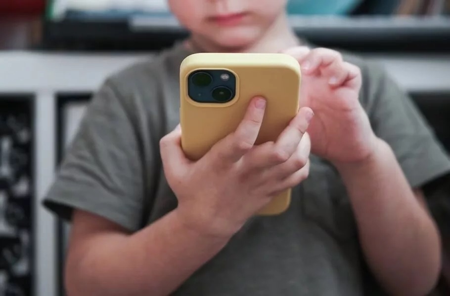 محققان: استفاده از موبایل توسط کودکان زیر ۱۳ سال میتواند به افکار خودکشی منجر شود