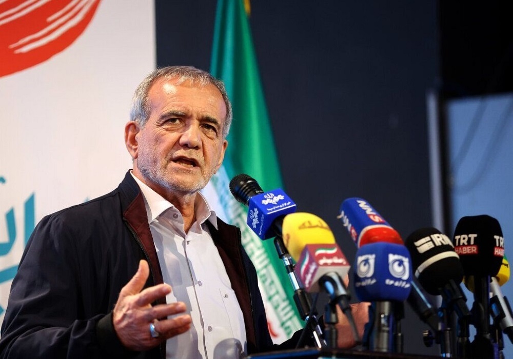 پزشکیان: به دنیا نشان دهیم که دنبال صلح و آرامش هستیم / در جنگ ۱۲ روزه، حتی کسانی که معترض بودند اگر همراهی نکردند حرفی هم نزدند؛ افرادی که ما اذیت‌شان کرده بودیم آمدند و همراهی کردند / افرادی بودند که علیرغم اینکه در زندان بودند ایستادند و از کشور دفاع و این حملات را محکوم کردند؛ باید این را قدر بدانیم