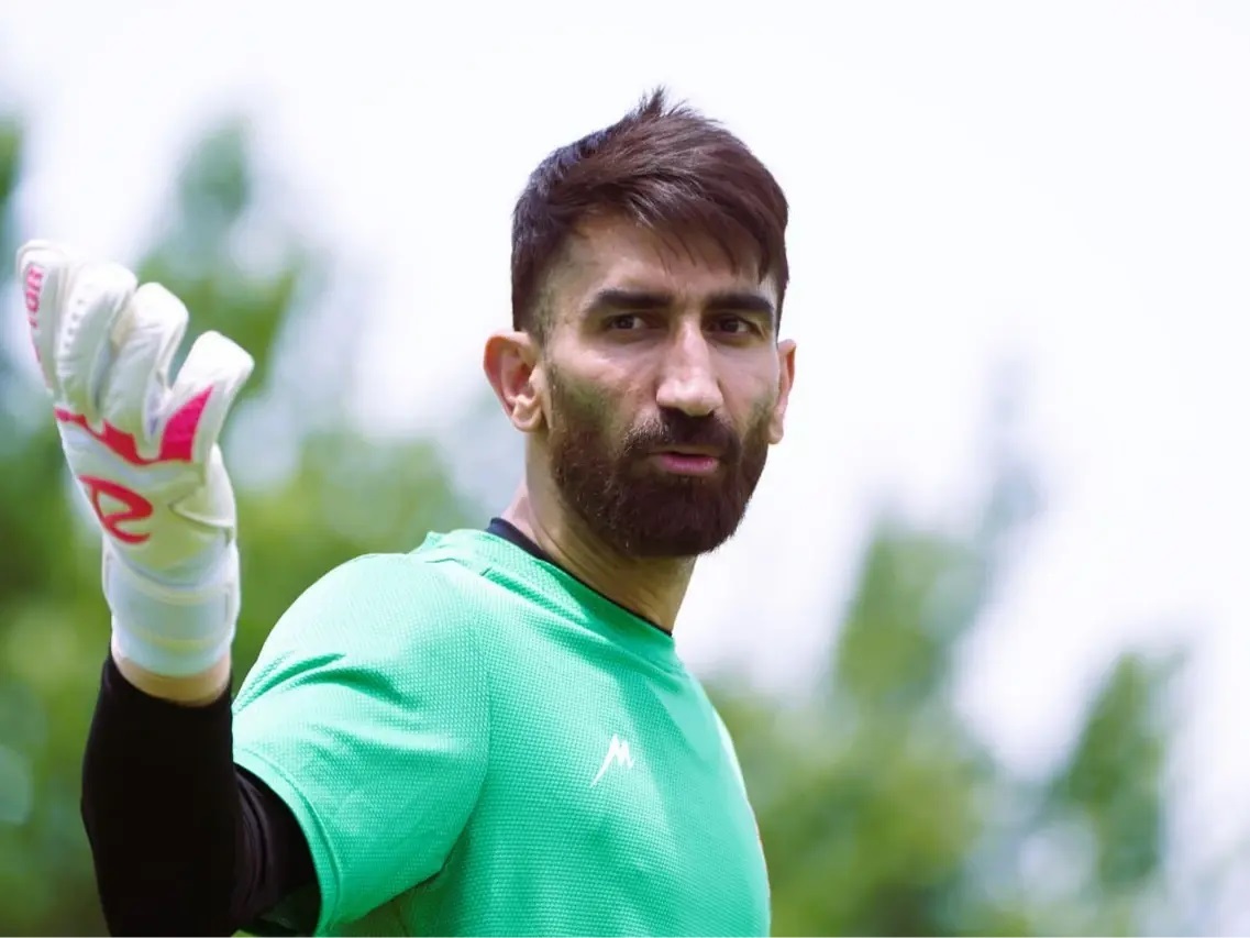 واکنش تند بیرانوند به حرف‌های خیابانی درباره محرومیت او: حداقل کمی صبر داشته باش و سعی کن پرده‌ها که برافتاد و حقیقت روشن شد با چشمانی باز قضاوت کنی، نه اینکه به مانند همکار سابقت در شبکه بیگانه جوسازی کنی / حق شکایت از شما را دارم