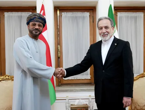 تهران و مسقط چارچوبی مرحله‌بندی‌شده را مورد بحث قرار دادند؛ چارچوب پیشنهادی شامل ایجاد یک کریدور دریانوردی موقت در تنگه هرمز و توافقی برای پاکسازی تنگه از مین است / مذاکرات فنی میان دو طرف با هدف توافق بر سر یک کریدور دریانوردی دائمی و اداره آینده تنگه ادامه خواهد یافت