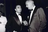 یادداشت‌های علم، سه شنبه ۳۰ مرداد ۱۳۵۲: با اینکه به نان و گوشت کمک هزینه می‌دهیم، قیمت را بالا می‌برند؛ رئیس اصناف دزدی می‌کند و خدا می‌داند با چه اشخاصی دست اندرکار است