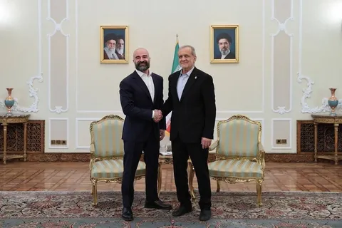 پزشکیان در دیدار با رئیس اتحادیه میهنی کردستان عراق: چنانچه برخی گروه‌ها مطالبات مشروعی داشته باشند، آماده‌ایم مسائل را از طریق گفت‌وگو حل‌وفصل کنیم؛ در عین حال، انتظار داریم  اصول حسن همجواری را رعایت کنند/بافل طالبانی: تلاش می‌کنیم  گروهک‌های ضدانقلاب فعال در مناطق مرزی ایران را از این مناطق دور کنیم / تمام تلاش ما حفظ امنیت ایران از جانب مرزهای اقلیم است