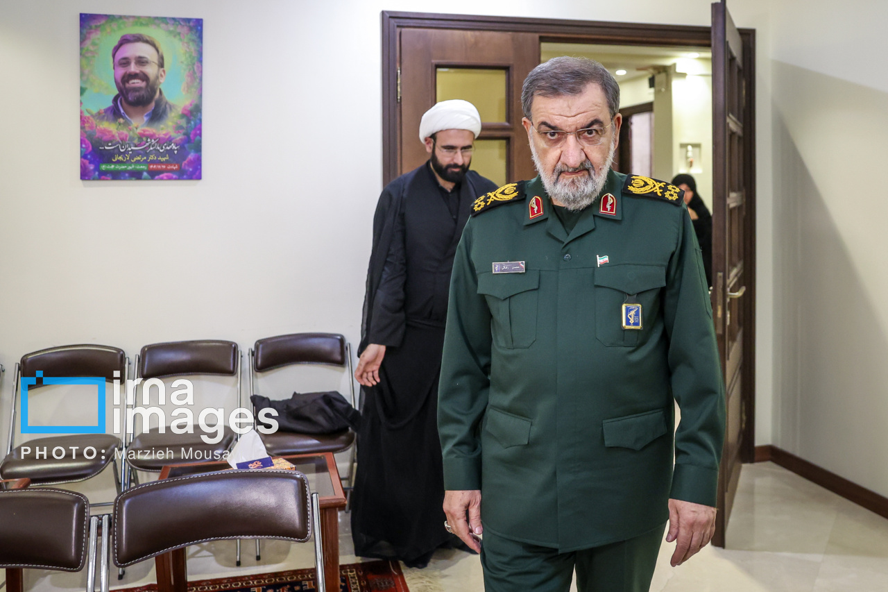 تصاویر: حضور دبیر شورای عالی امنیت ملی در منزل شهید لاریجانی