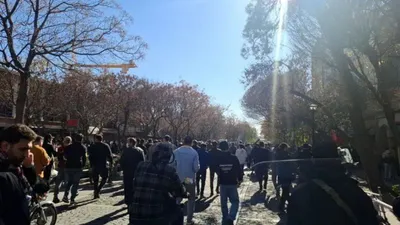 خبرگزاری دولت: جمعی از بازاریان مغازه‌های خود را تعطیل یا نیمه تعطیل کرده‌اند/ عده‌ای نسبت به وضعیت نرخ ارز و وضعیت اقتصادی شعار‌هایی سر دادند/ ایسنا: بازار موبایل تهران شاهد اعتراض بود / فارس: درگیری محدود معترضان و نیروهای یگان ویژه در چهار راه استانبول