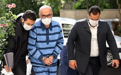ویدیو / تصاویر لحظه ورود اکبر طبری به زندان اوین برای گذراندن دوازده و نیم سال حبس
