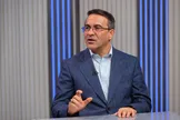 رئیس سازمان اداری و استخدامی: پیش از این، وزن آزمون کتبی و مصاحبه به‌گونه‌ای بود که ۳۰ درصد به آزمون کتبی و ۷۰ درصد به مصاحبه اختصاص داشت، اما ما این نسبت را برعکس کردیم و ۷۰ درصد را مبنای نتیجه آزمون قرار دادیم / در حال حاضر بیش از ۲۰ نوع رابطه استخدامی در نظام اداری وجود دارد