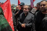 ببینید / حمله عده‌ای قلیل  و رادیکال به عراقچی در مراسم تشییع پیکر رهبر شهید با پرتاب سنگ و شعار‌های توهین آمیز