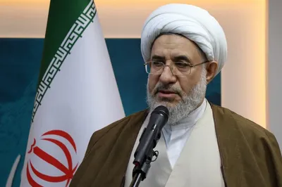 اراکی، عضو مجلس خبرگان: دولت و رئیس‌جمهور آمریکا، به عنوان کافر حربی تعریف می‌شوند و مال و جان آن‌ها برای ما مباح است؛ جان کسانی که به حکومت این کشور وابسته هستند هم همین‌طور/ تهدید رهبری، یک مرحله دیگر از اعلام جنگ علیه جهان اسلام است/ هر مسلمان در هر جای دنیا که بتواند آسیبی به آمریکایی‌ها و صهیونیست‌ها بزند، بهشت برای او واجب می‌شود