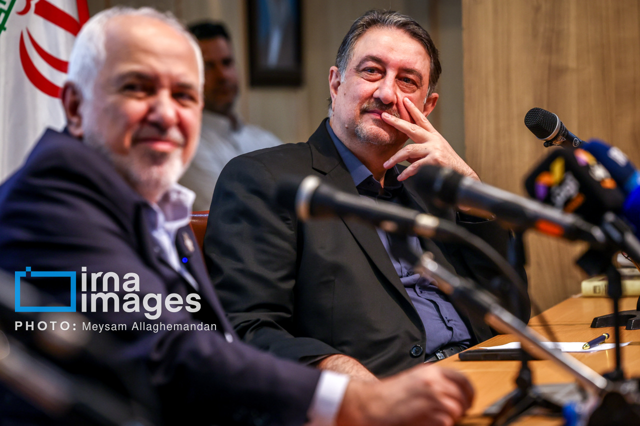 تصاویر: رونمایی و بررسی سه کتاب از «محمدجواد ظریف»