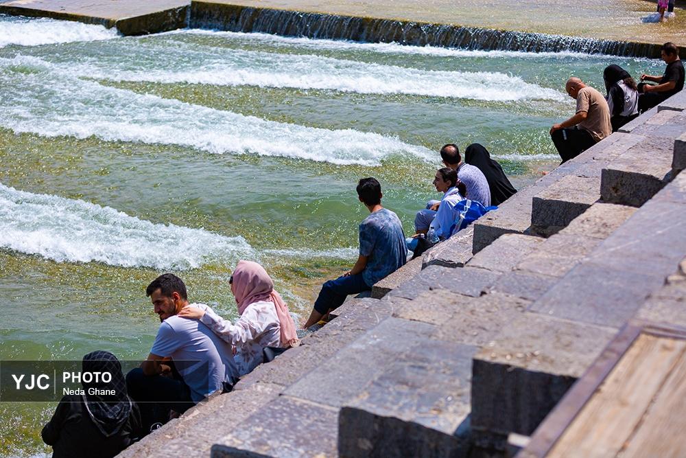 ببینید / قاب‌های شاد از وقت گذرانی مسافران در کنار زاینده‌رود اصفهان