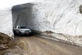 ببینید / تونل‌های برفی در ارتفاعات اشنویه تنها چند روز به تابستان مانده