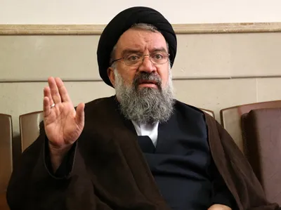 واکنش سیداحمد خاتمی به نامه موسوی خوئینی ها به رهبر معظم انقلاب: جفا هم حدی دارد / می‎خواهند با شکستن حریم ولایت، کشور را به آشوب بکشند / اگر مدیریت ولایت نبود، حتی نویسنده این نامه هم در مقابل داعش امنیت نداشت / همه می‎دانند که طبق قانون، رهبری مسئول مشکلات اقتصادی کشور نیست؛ مسئول معیشت مردم، رییس جمهور است / این نامه خطاب به کیست؟ به بزرگی که در عرصه اقتصادی هیچ مسئولیت قانونی ندارد، اما با مدیریت ایشان، کشور در مرتبه هفدهمین اقتصاد برتر جهان قرار گرفته / خبرگزاری‎های خارجی می‎گویند هیچ جای ایران به یک کشور تحریم شده نمی‌‎ماند؛ اینها نشان‌دهنده مدیریت ولایت است
