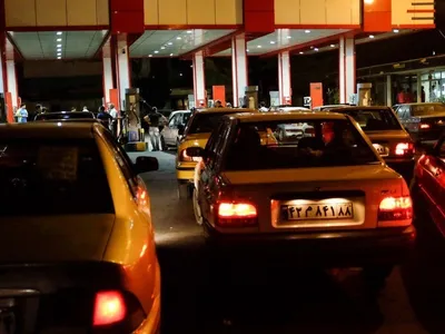 سخنگوی کمیسیون انرژی مجلس: امسال افزایش قیمت بنزین نخواهیم داشت اما برای سال بعد باید دید دولت چه پیش‌بینی‌ای در بودجه خواهد داشت / تولید ما کمتر از مصرف است / اختلاف بین مصرف و تولید، عدد قابل توجهی نیست و نیاز به واردات فعلا منتفی است / صف‌های طولانی بنزین احتمالا تا پایان تابستان ادامه خواهد داشت