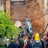 تصاویر: سقوط دو خودرو به داخل گودبرداری در محله عباسی تبریز