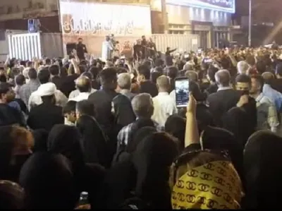 خبرگزاری فارس: در هفتمین شب حادثه متروپل، عده ای در آبادان با کف زدن و شعار دادن، مانع سخنرانی نماینده مجلس خبرگان شدند / برخی نیز به دوربین صداوسیما حمله کردند و آن را پایین انداختند / پلیس برای ایجاد نظم و امنیت و جلوگیری از تنش، از مردم خواست چهارراه امیری را ترک کنند