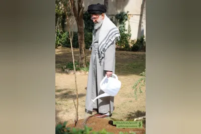 رهبر معظم انقلاب: نهضت ملی درختکاری جدی گرفته شود و ادامه یابد/ با تخریب جنگل‌ها و تبدیل کاربری اراضی کشاورزی مقابله شود/ درختکاری، تولید ثروت و یک عمل صالح است