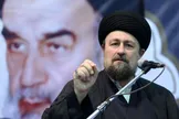 سید حسن خمینی: کسی که دو خط سواد یاد گرفت و خرده شیشه‌ای در او پیدا شد، توان توجیه‌گری پیدا می‌کند؛ به او می‌گویید چرا دروغ می‌گویی؟ می‌گوید مصلحت‌آمیز است؛ می‌گویید چرا تهمت می‌زنی؟ می‌گوید این فاسق است/ کسانی که پس از دوره شهادت، اسارت و جنگ وظیفه بر دوش می‌گیرند، باید مراقب باشند تا گرفتار تحلیلی نشوند که آن‌ها را از مسیر الهی جدا کند