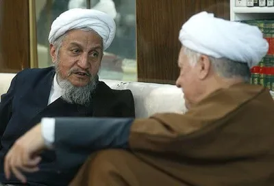خاطرات آیت الله هاشمی رفسنجانی، ۲۶ بهمن ۱۳۷۷: در خبر‌ها آمده که چند طلبه در جلسه درس آیت الله صانعی به ایشان به خاطر حمایت از جناح چپ حمله کرده اند
