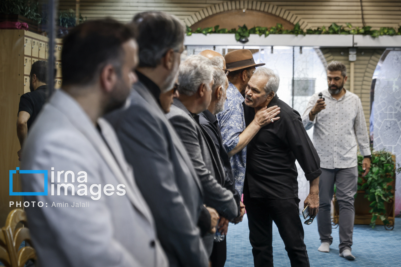 تصاویر: مراسم یادبود «اکبر عبدی» در مسجد بلال