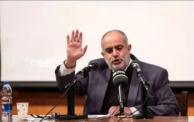 «شمخانی» قصه‌ای درباره ترور خود برای ملت تعریف کرد که چون هیچ نسبتی با واقعیت ندارد، نمی‌توان توقع داشت که مردم باور کنند / می‌گوید «سه ساعت زیر آوار بودم، من را بیرون آوردند و این دستگاه را فوت می‌کنم، خدا را شکر! الان هم آمده‌ام راهپیمایی»