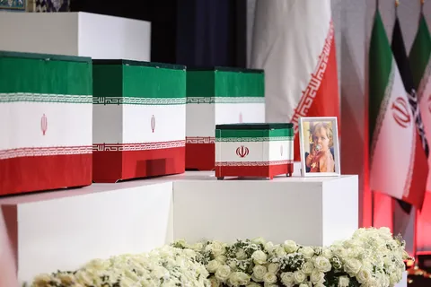 سخنگوی ستاد تشییع رهبر شهید انقلاب: از ساعت ۶ صبح فردا درهای مصلا برای حضور مردم در آیین وداع با پیکر رهبر شهید باز خواهد شد / اگر امکانش باشد شاید امشب نیز درب‌های مصلی به روی عموم مردم باز شود؛ در صورت ایجاد هرگونه تغییر اطلاع‌رسانی می کنیم