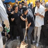 تصاویر: خاکسپاری مادر داریوش فرضیایی (عمو پورنگ)