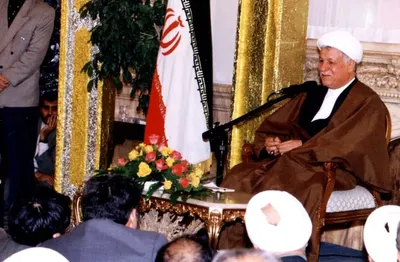 خاطرات آیت الله هاشمی رفسنجانی، ۲۰ آذر ۱۳۷۷: در اکثر نمازجمعه‌هاى امروز، از جلسه دانشجویی خاتمی و گروه ۱۳ نفره آمریکایى انتقاد شده؛ فشار زیادى بر دولت وارد کردند / در نمازجمعه هم طومارى برای استیضاح وزیر خارجه امضا می‌کردند