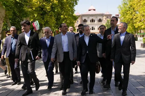 اکسیوس: یکی از دلایل شکست مذاکرات این است که طرفین «بازه زمانی» گفت‌و‌گو‌ها را به شکل کاملاً متفاوتی می‌بینند؛ ترامپ به دنبال دستیابی سریع به توافق است و وقتی روند مذاکرات کند است، بی‌حوصله می‌شود/ بنیادی‌ترین مانع در مذاکرات، بی‌اعتمادی است/ ترامپ از سوی جریان راست و چپ در آمریکا تحت فشار قرار دارد که توافقی منعقد نکند، این‌ها باعث شده که او در چند مقطع، از مواضع معتدل‌تر خود عقب‌نشینی کند