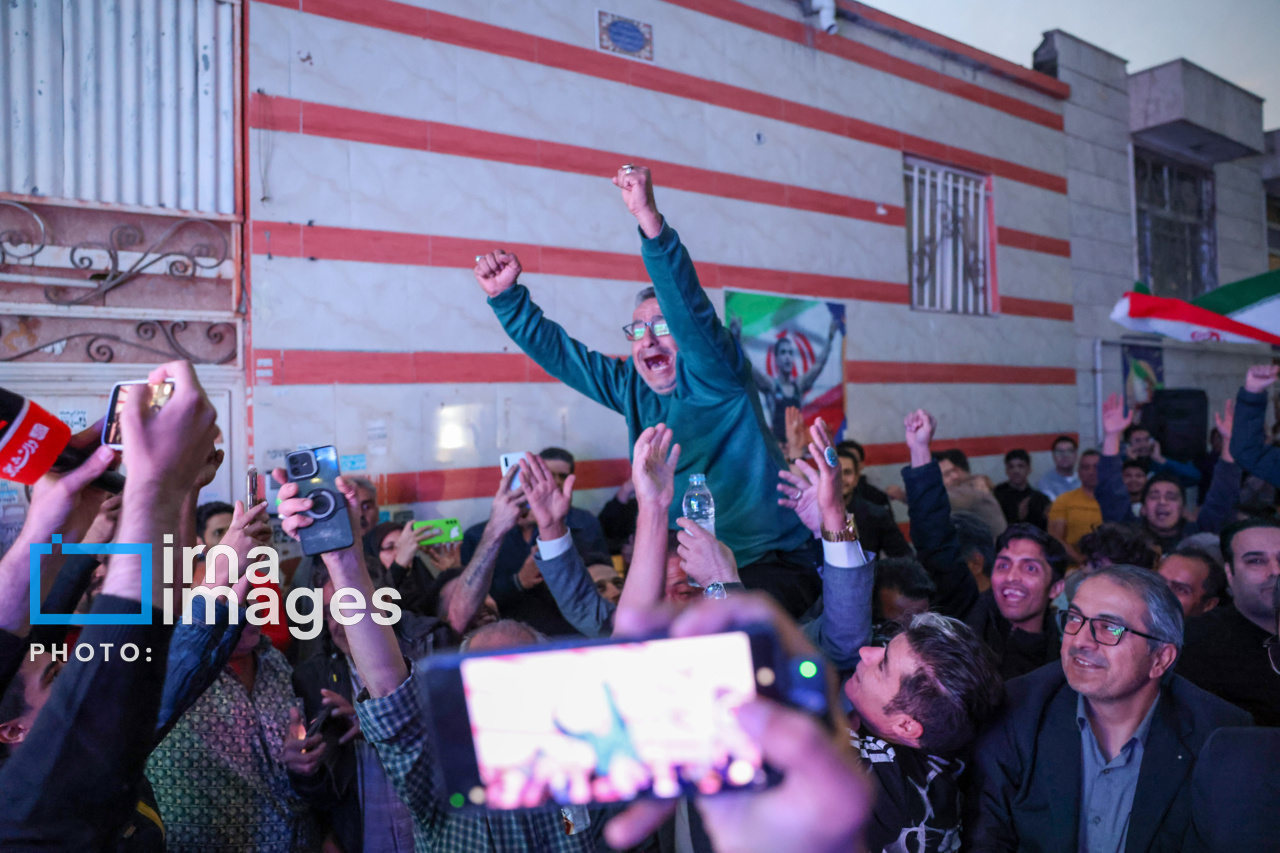 تصاویر: تماشای فینال کشتی آزاد قهرمانی جهان مقابل منزل «احمد محمدنژاد جوان»