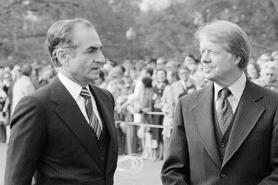 در کاخ سفیدِ کارتر درمورد شاه چه می‌گفتند؟ / سازمان سیا در مرداد ۵۷ گفت ایران حتی در دوره پیشا انقلابی هم نیست / اسرائیل معتقد بود شاه نهایتا تا ۳ سال دیگر در قدرت است / اختلاف شدید برژینسکی و وزارت خارجه بر سر شاه / وزیر خارجه وقت آمریکا معتقد به لزوم گذار ایران به دولتی غیرنظامی بود / کارتر طرف چه کسی را گرفت؟