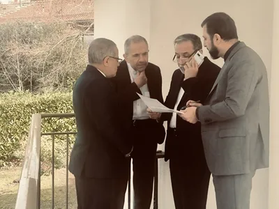 نیویورک‌تایمز به نقل از سه مقام ایرانی: تهران آمادگی خود را برای تعلیق غنی‌سازی به مدت ۳ تا ۵ سال و پس از آن، پیوستن به یک بلوک منطقه‌ای برای غنی‌سازی صلح‌آمیز اعلام کرده / ایران سطح غلظت اورانیوم خود را در ازای رفع تحریم‌ها کاهش خواهد داد / تهران همچنین پیشنهاد سرمایه‌گذاری و تجارت با آمریکا در بخش نفت و انرژی را ارائه کرده