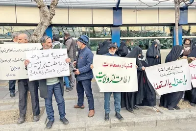 تقی آزاد ارمکی، جامعه‌شناس: افرادی خودسرانه با تنش آفرینی اعلان جنگ می‌کنند / این افراد امروز علیه پزشکیان، قالیباف و ظریف فحاشی می‌کنند؛ مطمئن باشید اگر اتفاقی بیفتد که به مذاقشان خوش نیاید، فردا شروع به فحاشی به دیگران هم خواهند کرد / گروه‌های موتورسوار و کفن‌پوش با قیل و قال جلوی مطرح شدن مسائل اساسی را می‌گیرند / باید مسائل را از کف خیابان جمع کنیم