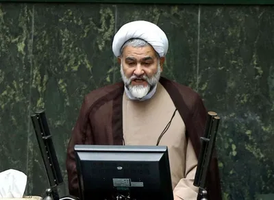 نوروزی، عضو کمیسیون قضایی مجلس درباره موضوع تذکر خلبانان به مسافران برای رعایت حجاب: کارمندان دولت ضابطان عام هستند/ رانندگان اتوبوس و مترو و خلبانان هواپیما طبیعتا باید تذکر خودشان را داشته باشند / ماده ۶۳۸ برای بدحجابی، شل حجابی و بی‌حجابی مجازات تعیین کرده