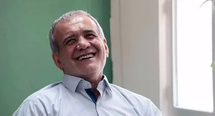 ویدیو / تهدید پزشکیان به قتل توسط یک مداح: آقای رییس‌جمهور! ما می‌دانیم و تیغ و حلقوم شما