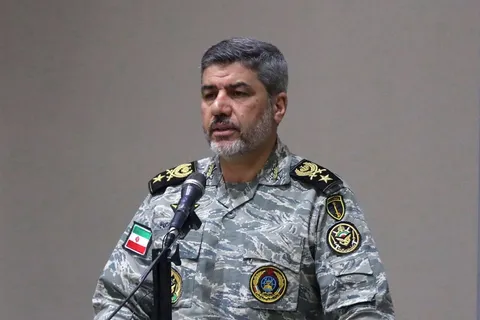 در ماه‌های گذشته، افرادی به ما مراجعه کردند که می‌خواهند از جنگ به صورت مالی حمایت کنند/ به همین خاطر بنا شد اگر هر فرد دارای سلاح شکاری مجاز، در صورت تجاوز زمینی نیروهای آمریکایی، آن‌ها را به هلاکت برساند یا اسیر کند، ۵ میلیارد تومان پاداش دریافت کند/ اگر این اقدام توسط زنان انجام شود، مبلغ پاداش دو برابر می‌شود/ سلاح این افراد هم با دو برابر قیمت خریداری و در موزه‌ای نگهداری می‌شود